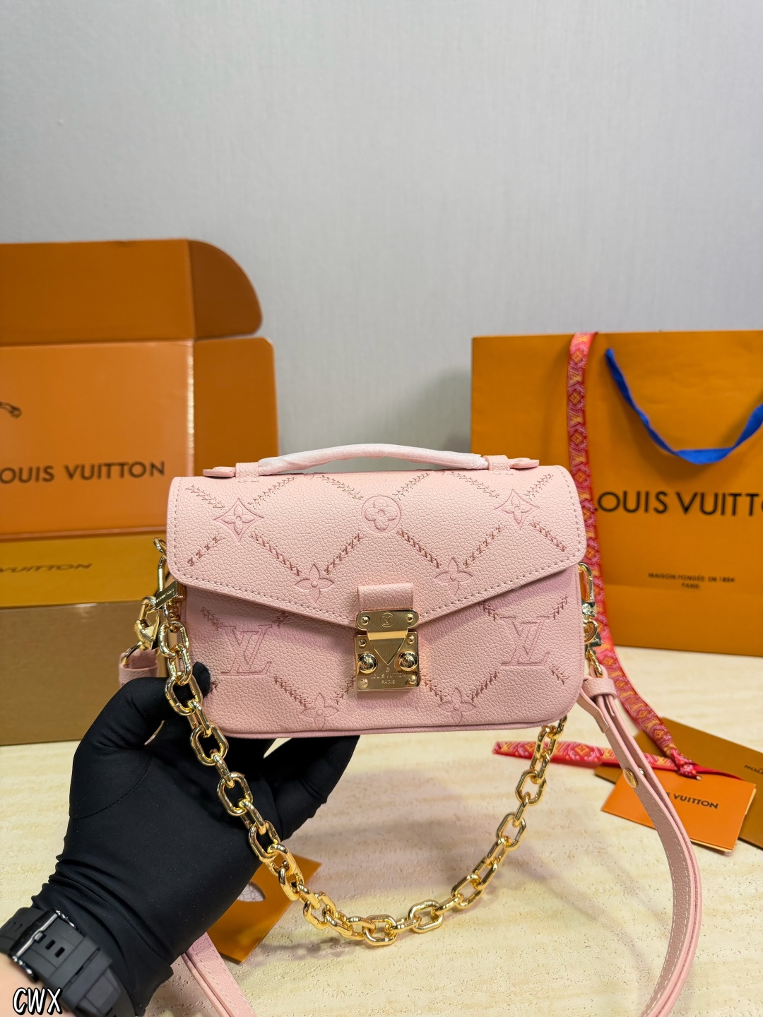 Louis Vuitton LV Women's Casual Use Chip Enabled | Luxury Designer Fashion Accessory
